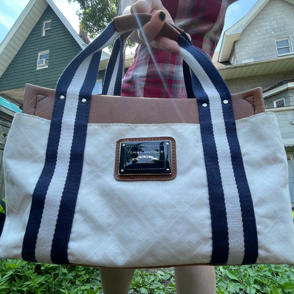Adorable Tommy Hilfiger handbag
